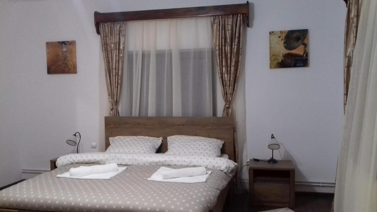 Appartamento Casa Radu Novaci-Străini Esterno foto